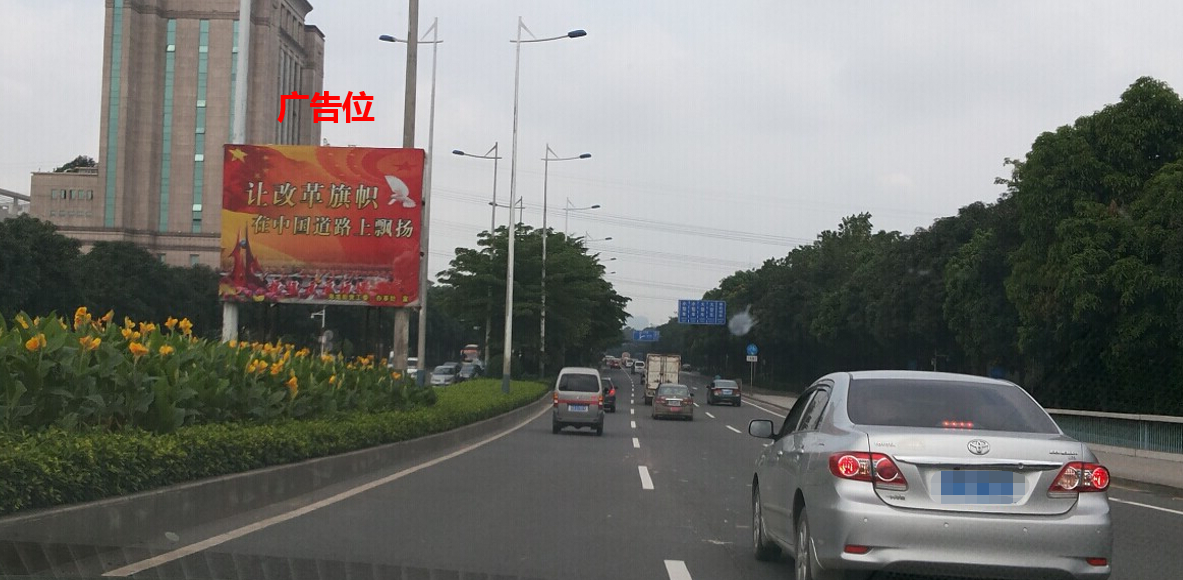 广东广州荔湾区龙溪大道东漖大桥绿化路灯杆街边设施挡板/指示牌