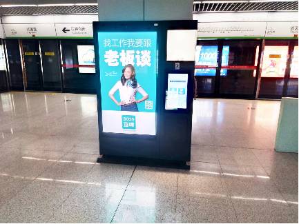 江苏苏州地铁4号线站内地铁轻轨LED屏