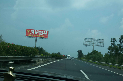 广东湛江坡头区茂湛高速距官渡服务区200米立柱高速公路单面大牌