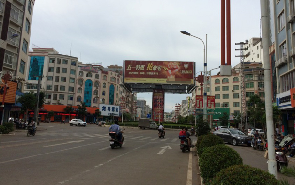 广东湛江徐闻县东平路与德新路红绿灯交叉路口处街边设施单面大牌