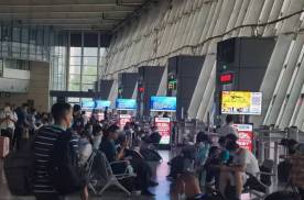 北京新发地长途大巴客运站乘客候车区取票机长途大巴LED屏