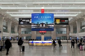 重庆渝北区重庆北站候车厅综合服务岛上方火车高铁LED屏