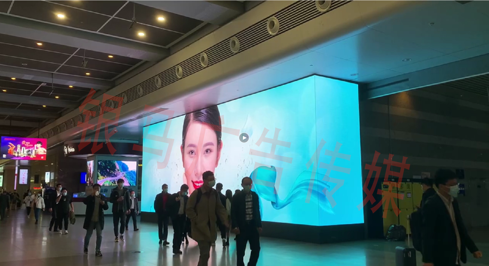 上海虹桥站到达层中央核心位置地铁换乘出站口火车高铁媒体LED屏
