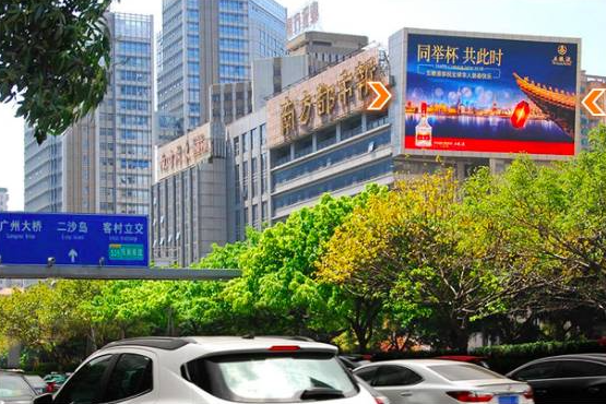 广东广州天河区广州大道中南方都市报楼顶银行金融保险LED屏
