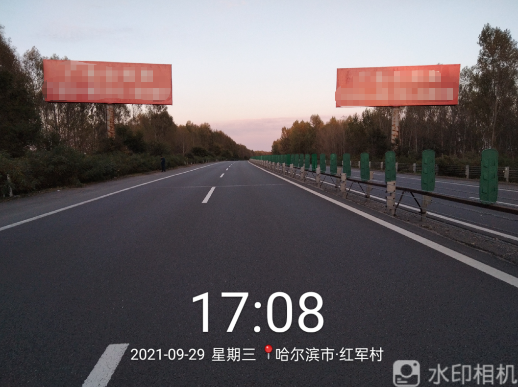 黑龙江哈尔滨道外区红军村道路两侧城市道路单面大牌