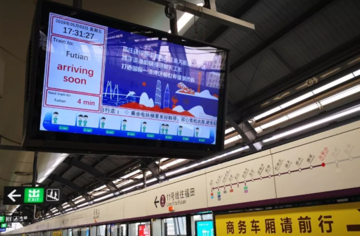 广东深圳11号线后海站站厅中部H出入口对面地铁轻轨LED屏