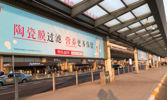 上海闵行区虹桥火车站出发层落客车道两侧南广场火车高铁灯箱