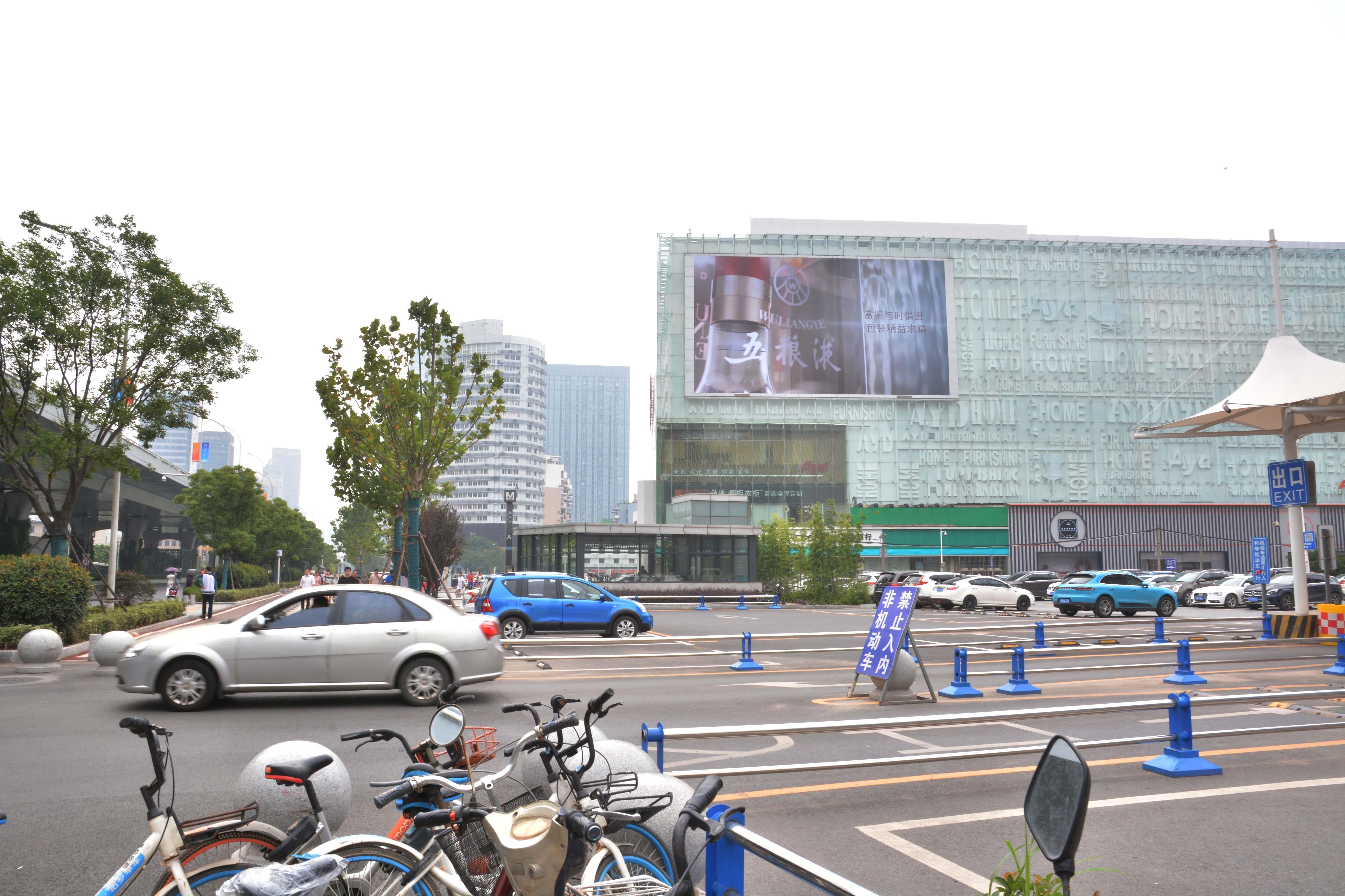 湖北武汉武昌区徐东大街欧亚达家居家居市场LED屏