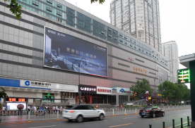 湖北武汉硚口区中山大道美奇国际广场墙面左商超卖场灯箱