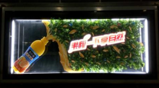 广东广州石牌桥站公交站亭广告机/电视机