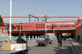 河北沧州千童大道与维明路交口铁路桥天桥多面翻大牌