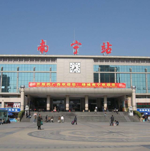 广西南宁南宁站站内候车大厅一层二层火车高铁广告机/电视机