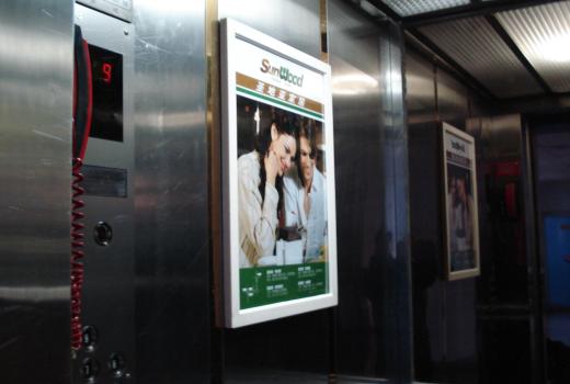 在电梯里的广告电子屏，解剖电梯广告为何如此受青睐？