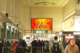 湖南长沙芙蓉区火车站内第3、4候车室上方火车高铁LED屏