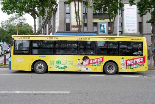 公交车车身广告投放线路及发布时期，赶紧收入囊中吧？