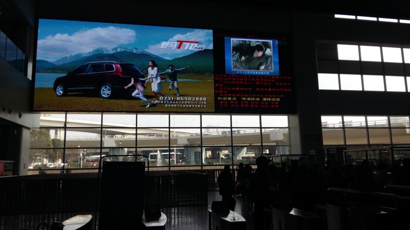 湖南长沙岳麓区汽车西站交通枢纽中心候车大厅安检处上方汽车站LED屏