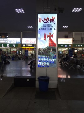 湖南长沙开福区汽车东站候车区汽车站灯箱广告