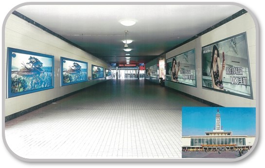 湖南长沙芙蓉区长沙火车站出站口通道火车高铁灯箱广告