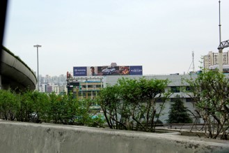上海杨浦区全杨浦区中环高架军工路隧道方向杨浦城大建材街边设施户外大牌