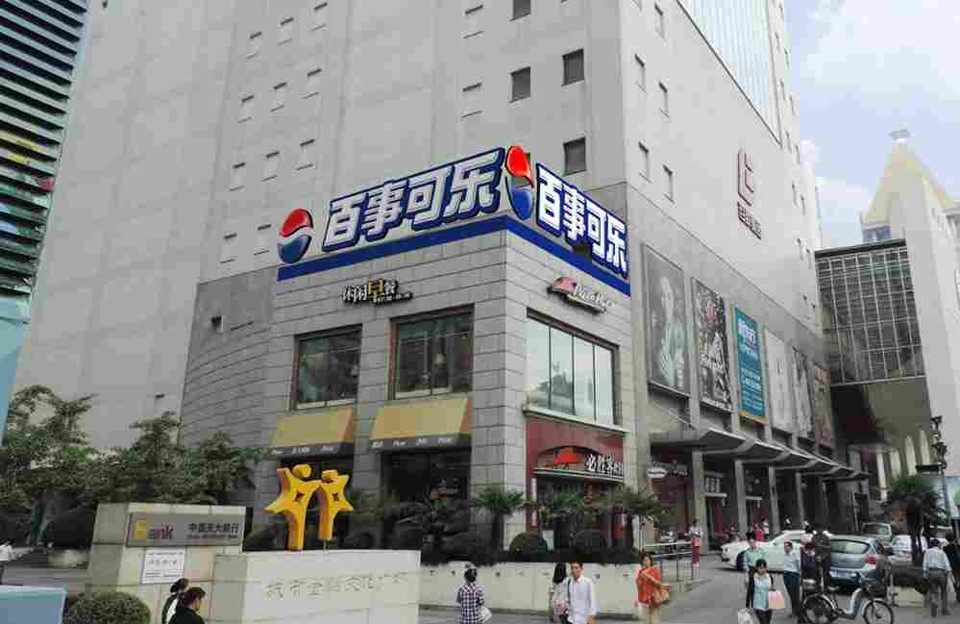 上海浦东新区全浦东新区八佰伴浦东南路的必胜客楼顶西面商超卖场灯箱广告