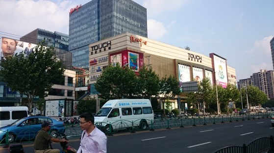 上海徐汇区全徐汇区正大乐城商场内部广场中庭商超卖场LED屏