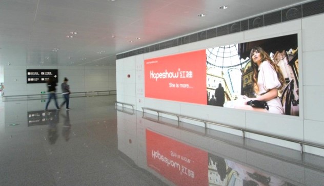 浙江杭州萧山萧山国际机场国内T3到达夹层自动扶梯旁HZ-APN-DA67机场灯箱广告