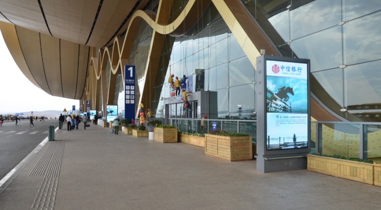 云南昆明全昆明长水机场F03层国际国内出发出发大厅门口CS-HDD01-8机场灯箱广告