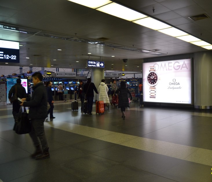 北京朝阳区全朝阳区首都机场T2二层国内出发进入值机大厅入口两侧机场灯箱广告