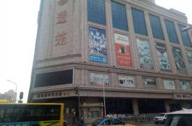 黑龙江哈尔滨道里区中央大街商圈透笼小商品批发商超卖场户外大牌