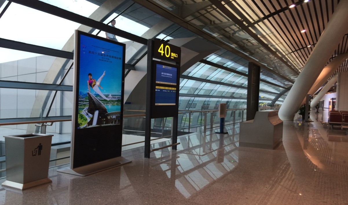 广西南宁全南宁南宁吴圩国际机场一二三层出发层候机区刷屏机机场智能终端