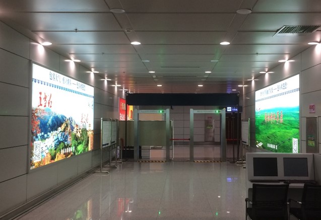 内蒙古包头东河区包头东河机场到达层行李厅后墙21N-D009、12机场灯箱广告