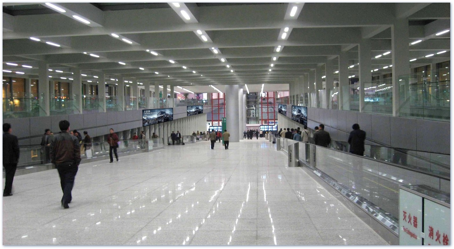 北京朝阳区全朝阳区首都机场T3航站楼GTC连廊到达通廊两侧机场LED屏