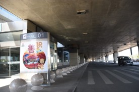 内蒙古包头东河区包头东河机场到达层门口旁的车道附近21G-J001、2、3机场灯箱广告