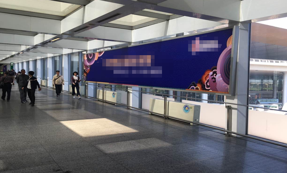 北京朝阳区全朝阳区首都机场T3航站楼GTC连廊出发通廊两侧机场灯箱广告