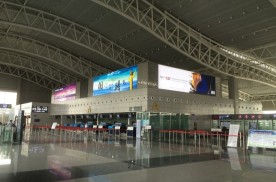 内蒙古包头东河区包头东河机场出发层东侧值机岛上方22N-D006、7机场灯箱广告