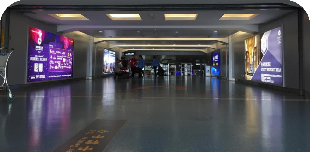陕西咸阳渭城区西安咸阳国际机场2号航站楼国内到达主通廊墙面上机场灯箱广告