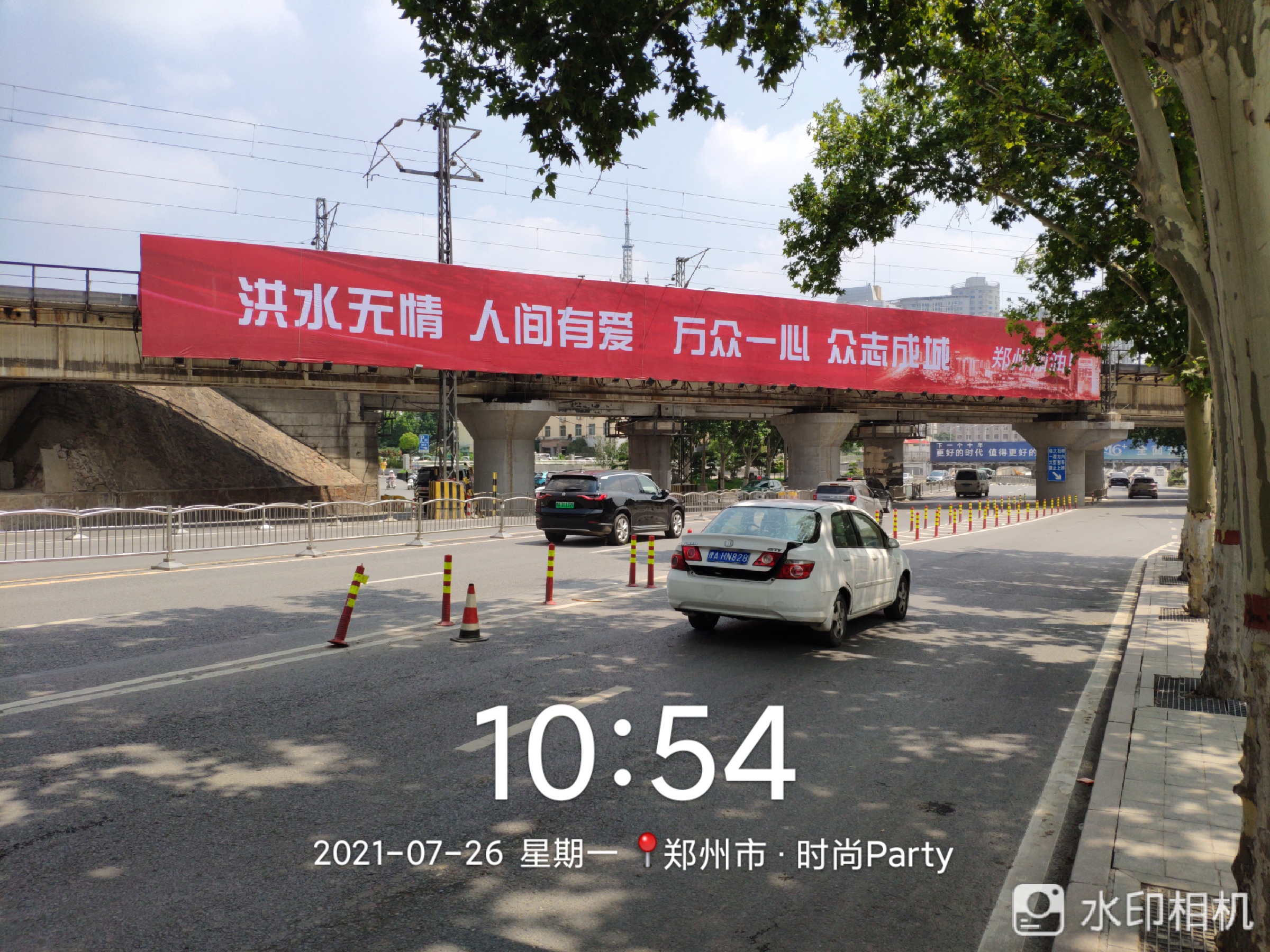 河南郑州金水区金水路与南阳路向西300米城市道路户外大牌