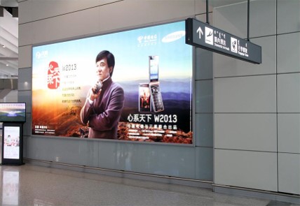 内蒙古全内蒙古鄂尔多斯机场国内行李厅电梯入口右侧DSN-21N-D001机场灯箱广告