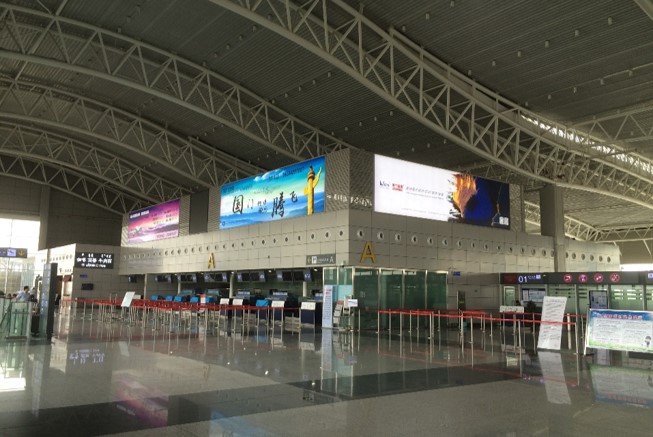 内蒙古全内蒙古包头机场机场出发层值机岛上BAV-22G-D006、D007机场灯箱广告