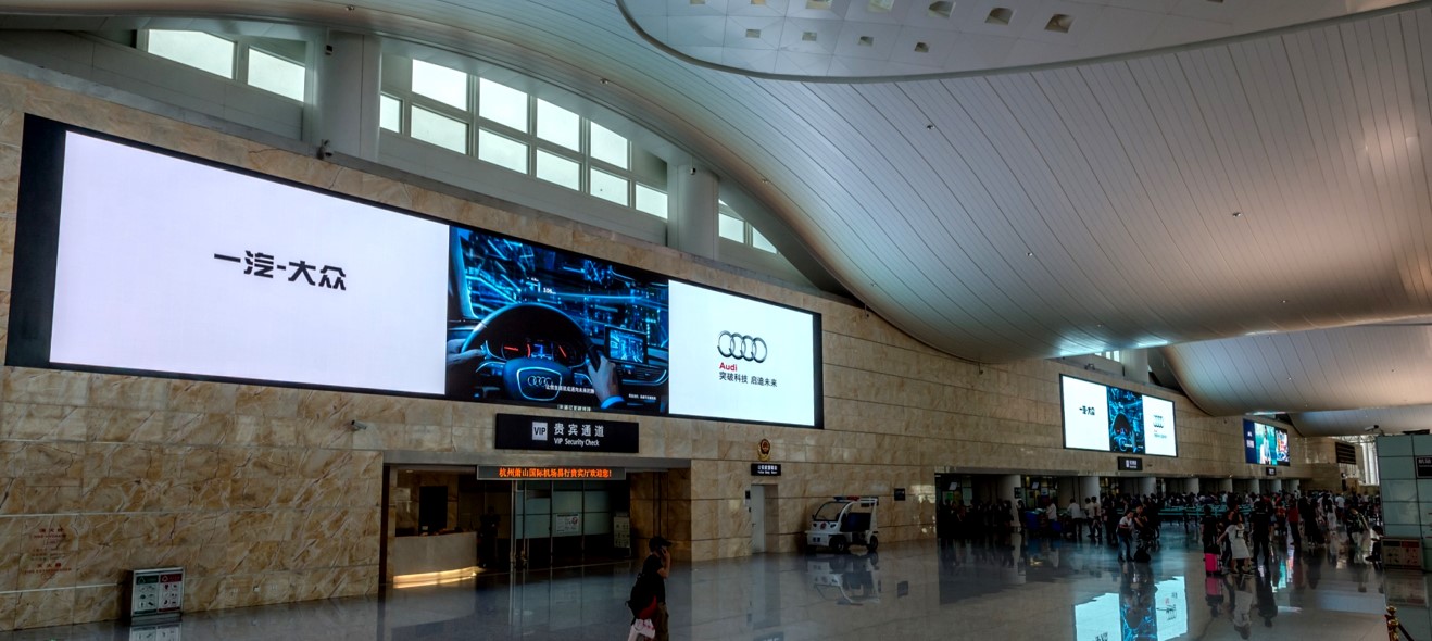 浙江杭州萧山杭州萧山机场T3航站楼安检口上方机场LED屏