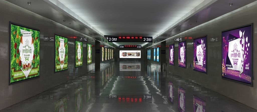 河南信阳平桥区信阳东站进站通道电梯墙面、顶端、两侧JZD-1~20火车高铁灯箱