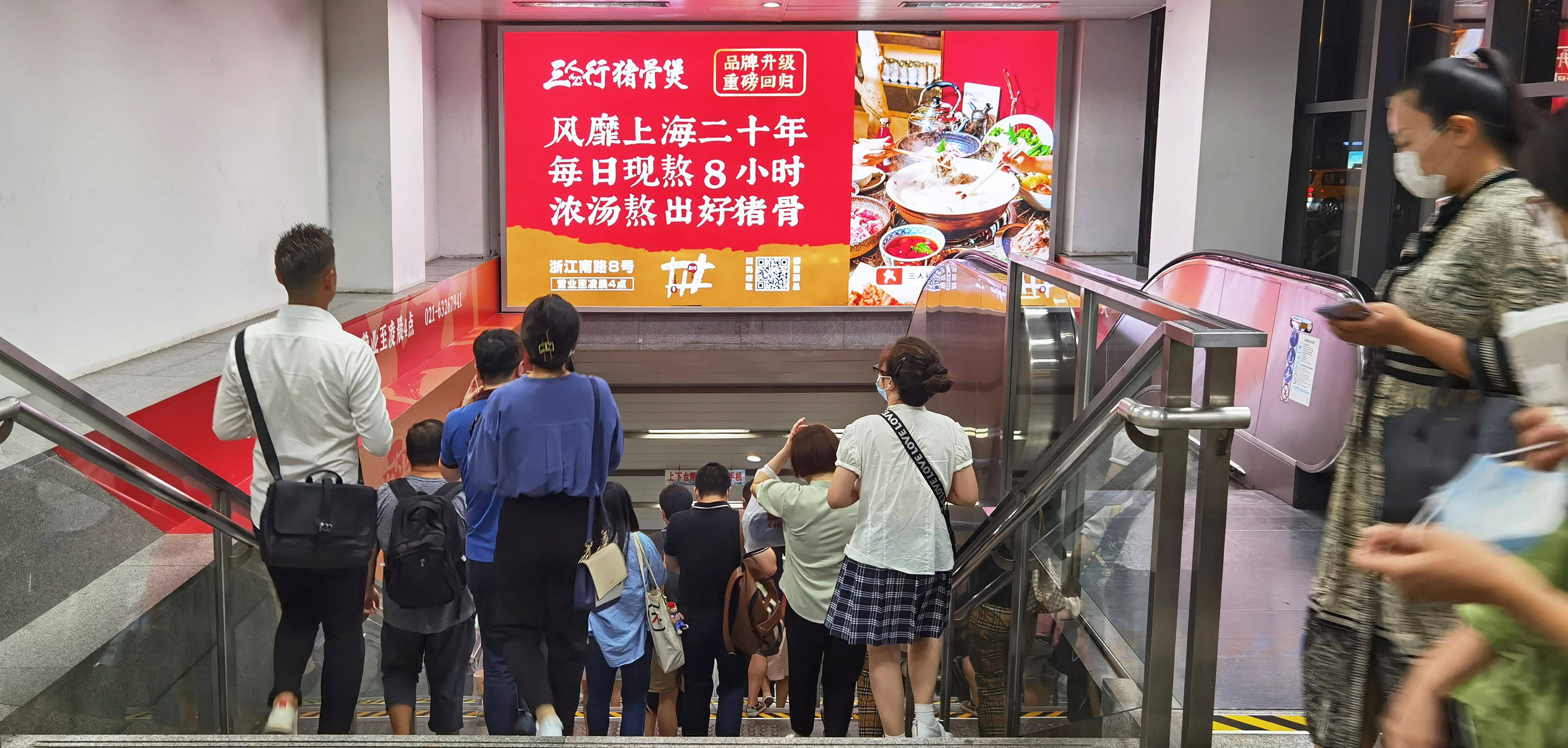 上海静安区全静安区13号线地铁出入口地铁轻轨灯箱