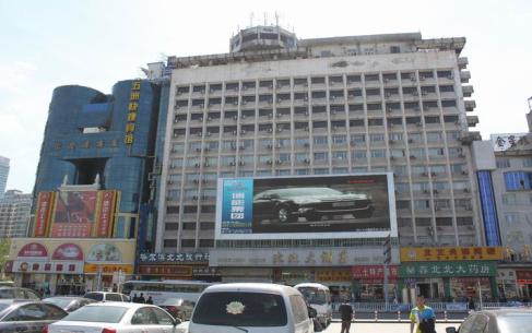 黑龙江哈尔滨南岗区春申街2号哈尔滨火车站对面北北大酒店上方街边设施LED屏
