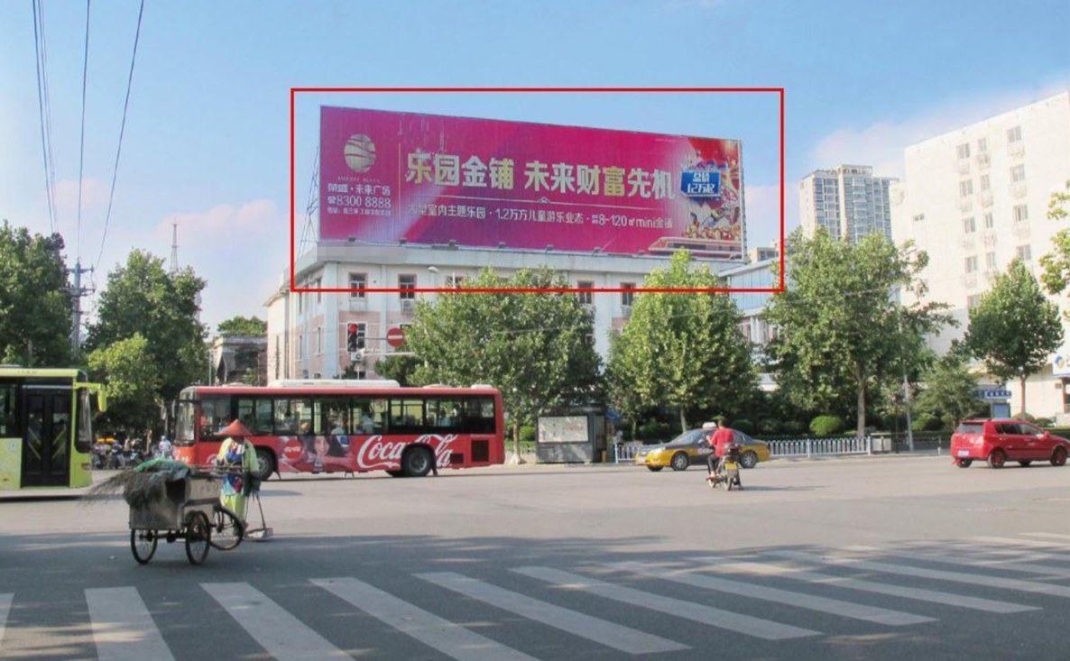 江苏徐州泉山区建国西路大润发超市对面街边设施单面大牌