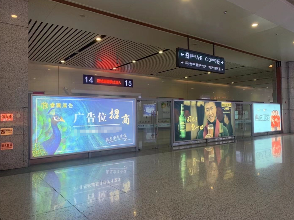 黑龙江哈尔滨哈尔滨西站出站通廊两侧立式双面火车高铁灯箱