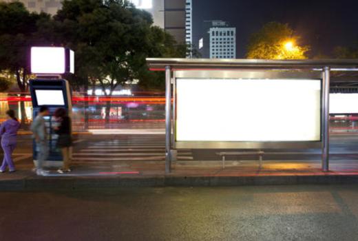 公交车站广告牌的特点，速看其主要针对哪些群体?