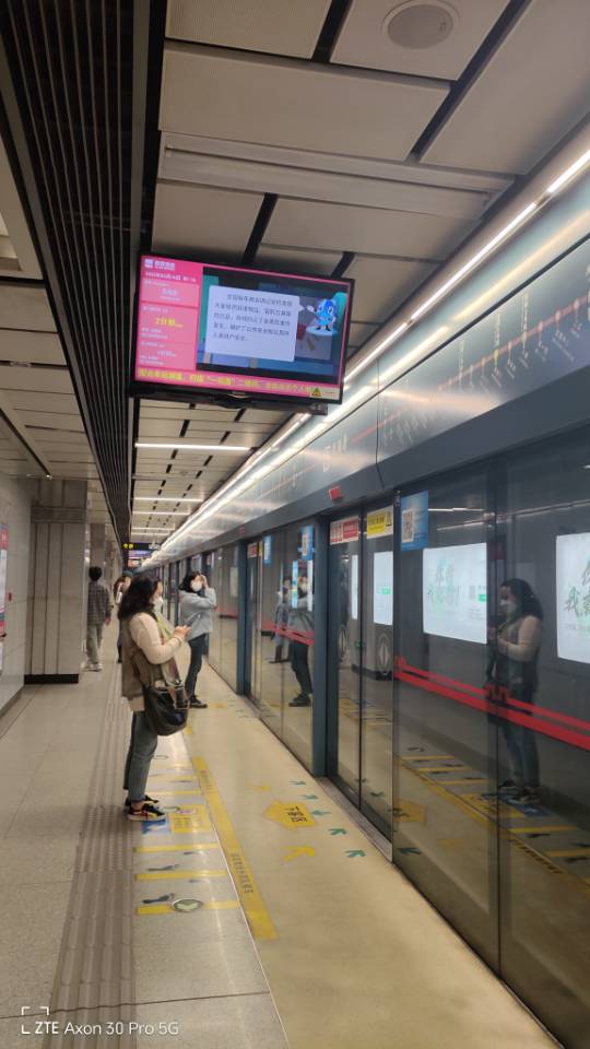 陕西西安地铁2号线凤栖原站站厅地铁轻轨广告机/电视机