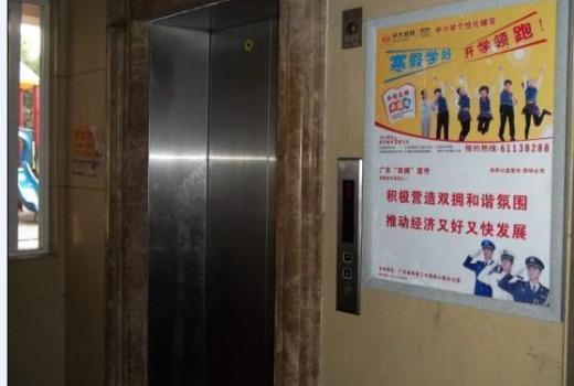 电梯框架广告应该如何安装呢?玻璃胶的操作步骤如下