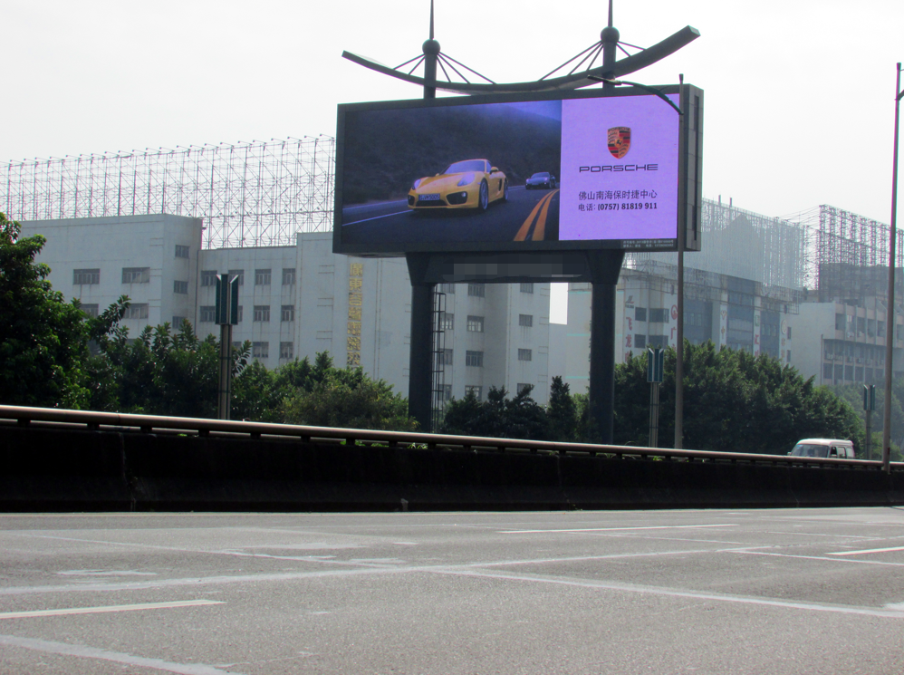 广东佛山顺德105国道容奇大桥收费站旁街边设施LED屏