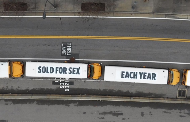 美国非营利组织包下了72辆校车，呼吁停止人口贩卖
